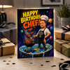 Skreddersydd personlig pop-art gratulasjonskort med tittelen Happy Birthday Chef, stående på et lyst rustikt trebord omgitt av maskuline gaveesker i kraftpapir med mørke bånd.