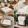 Kollasj med hvite lunsjservietter med logo for restaurant, vist i dispenser, på tallerken og i stabel på et trebord