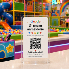 Personalisert Google anmeldelsesskilt i transparent akryl med QR-kode på disk i fargerikt lekeland